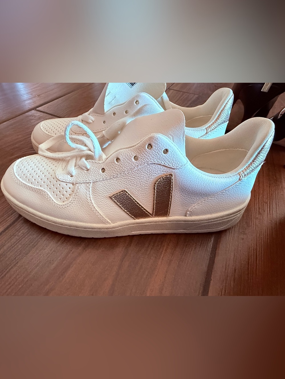 Veja Women's White and Gold sz 8 - Picture 3 of 7